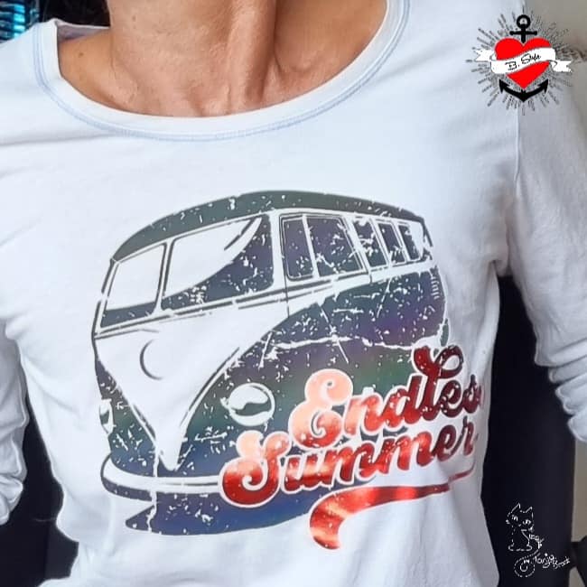 Elegantes Longsleeve-Shirt mit dem stilvollen "Endless Summer Bulli" Design von Easy-Sticks, das einen bunten VW-Bus abbildet.