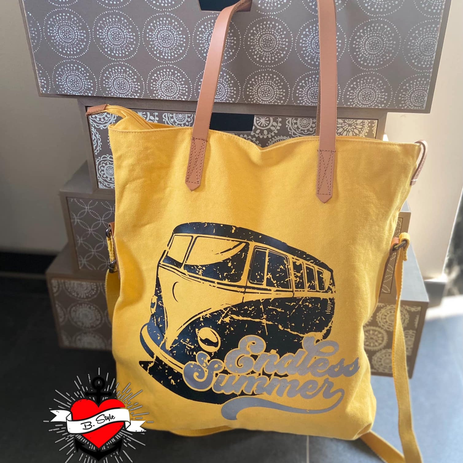 Praktische gelbe Tasche mit dem "Endless Summer Bulli" Design von Easy-Sticks, ideal für den Sommer und kreative Ausflüge.