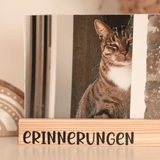 Holzrahmen mit dem Schriftzug 'ERINNERUNGEN' und einem Bild eines Katers, perfekt für personalisierte Gestaltung von easy-sticks, unter dem Titel 'Schriftzug Bundle: Erinnerungen, Familie, Lieblingsmomente als Plotterdatei zum Downloaden'.