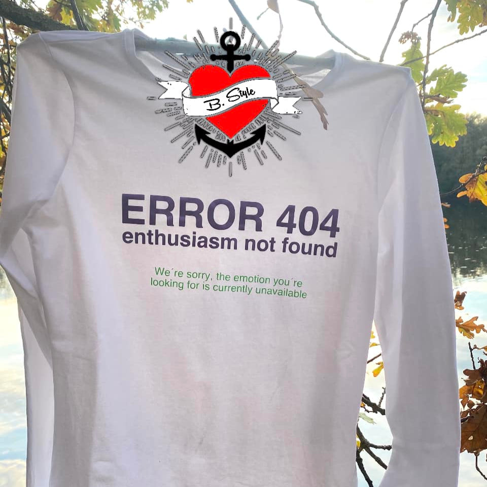 Weißes Langarmshirt mit dem Aufdruck 'ERROR 404 enthusiasm not found' und kreativem Text, angeboten von easy-sticks für einzigartige Mode.