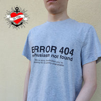 Graues T-Shirt mit dem Design 'ERROR 404 enthusiasm not found', ideal für entspannte Outfits, erhältlich von easy-sticks.