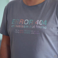 Trendiges T-Shirt mit dem Aufdruck "ERROR 404 enthusiastic not found" von easy-sticks, ein einzigartiges Kleidungsstück für kreative Persönlichkeiten.