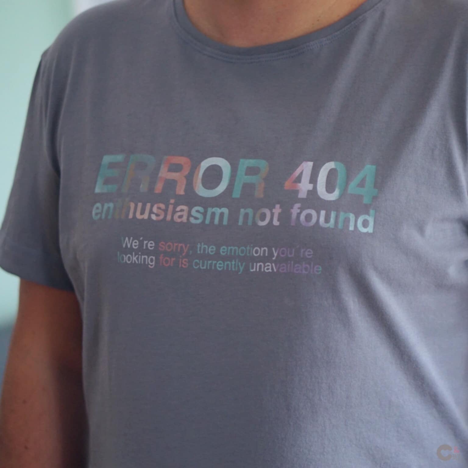 Trendiges T-Shirt mit dem Aufdruck "ERROR 404 enthusiastic not found" von easy-sticks, ein einzigartiges Kleidungsstück für kreative Persönlichkeiten.