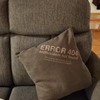 Gemütliches Kissen im modernen Stil mit dem Spruch "ERROR 404 enthusiastic not found" von easy-sticks, ein witziges Wohnaccessoire für jeden Raum.