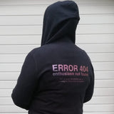 Schwarze Kapuzenjacke mit dem Aufdruck 'ERROR 404 enthusiasm not found' auf dem Rücken, kreiert von easy-sticks, perfekt für kreative Geister.