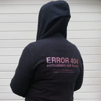 Schwarze Kapuzenjacke mit dem Aufdruck 'ERROR 404 enthusiasm not found' auf dem Rücken, kreiert von easy-sticks, perfekt für kreative Geister.
