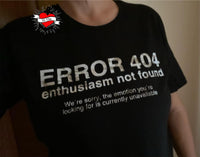 Schwarzes T-Shirt mit knackigem Aufdruck 'ERROR 404 enthusiasm not found', entworfen von easy-sticks, perfekt für humorvolle Mode.