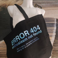 Schwarze Tragetasche mit dem Schriftzug 'ERROR 404 enthusiasm not found' in blauen Buchstaben, designt von easy-sticks für einen modernen, lässigen Look.