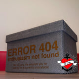 Modische Aufbewahrungsbox mit dem Design "ERROR 404 enthusiastic not found" von easy-sticks, um Ordnung in deinem Wohnraum zu halten.