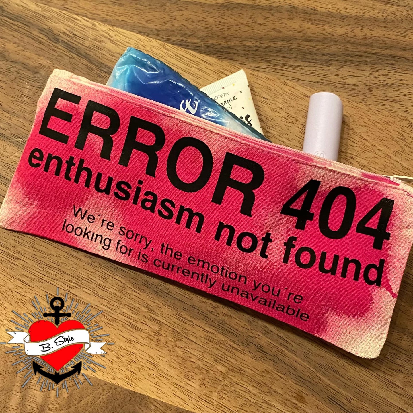 Praktisches Etui mit dem Aufdruck "ERROR 404 enthusiastic not found" von easy-sticks, perfekt für Stifte, Kosmetik oder kreative Utensilien.