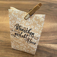 Ein schönes Taschen-Design mit der Plotterdatei "Es gibt Menschen die passen perfekt ins Herz" von easy-sticks. Ideal für persönliche Geschenke und kreative Gestaltung.