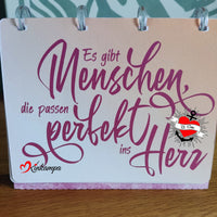 Präsentiere die wunderschöne Laserdatei "Es gibt Menschen die passen perfekt ins Herz" von easy-sticks, als Teil eines bunten Kalenders. Ein absoluter Hingucker für Plotterdatei-Projekte.