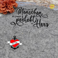 Verleihe Filzprojekten eine persönliche Note mit der Plotterdatei "Es gibt Menschen die passen perfekt ins Herz" von easy-sticks. Abgebildet ist die inspirierende Schrift auf einem Filzuntergrund.