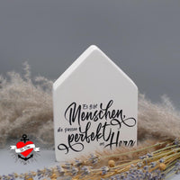 Entdecke die kreative Laserdatei "Es gibt Menschen die passen perfekt ins Herz" von easy-sticks, schön arrangiert auf einer weißen Dekorationsfläche. Ideal für Plotterdatei-Anwendungen.