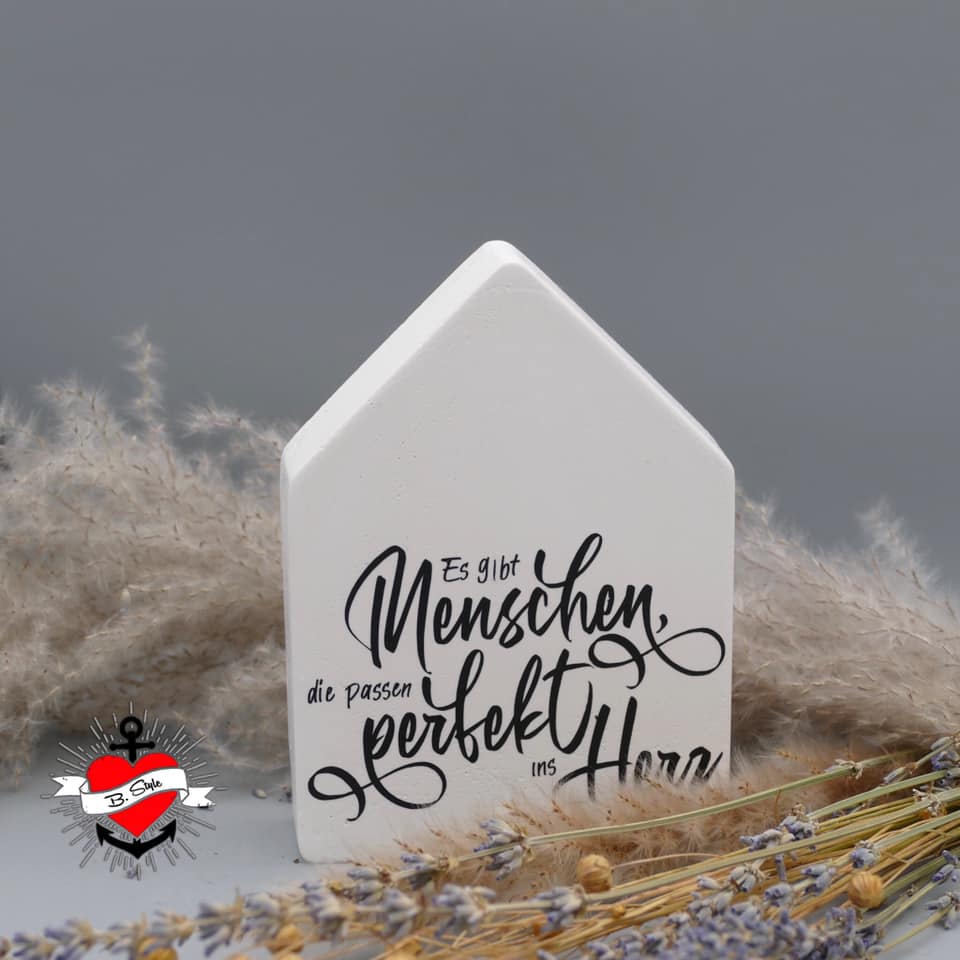 Entdecke die kreative Laserdatei "Es gibt Menschen die passen perfekt ins Herz" von easy-sticks, schön arrangiert auf einer weißen Dekorationsfläche. Ideal für Plotterdatei-Anwendungen.