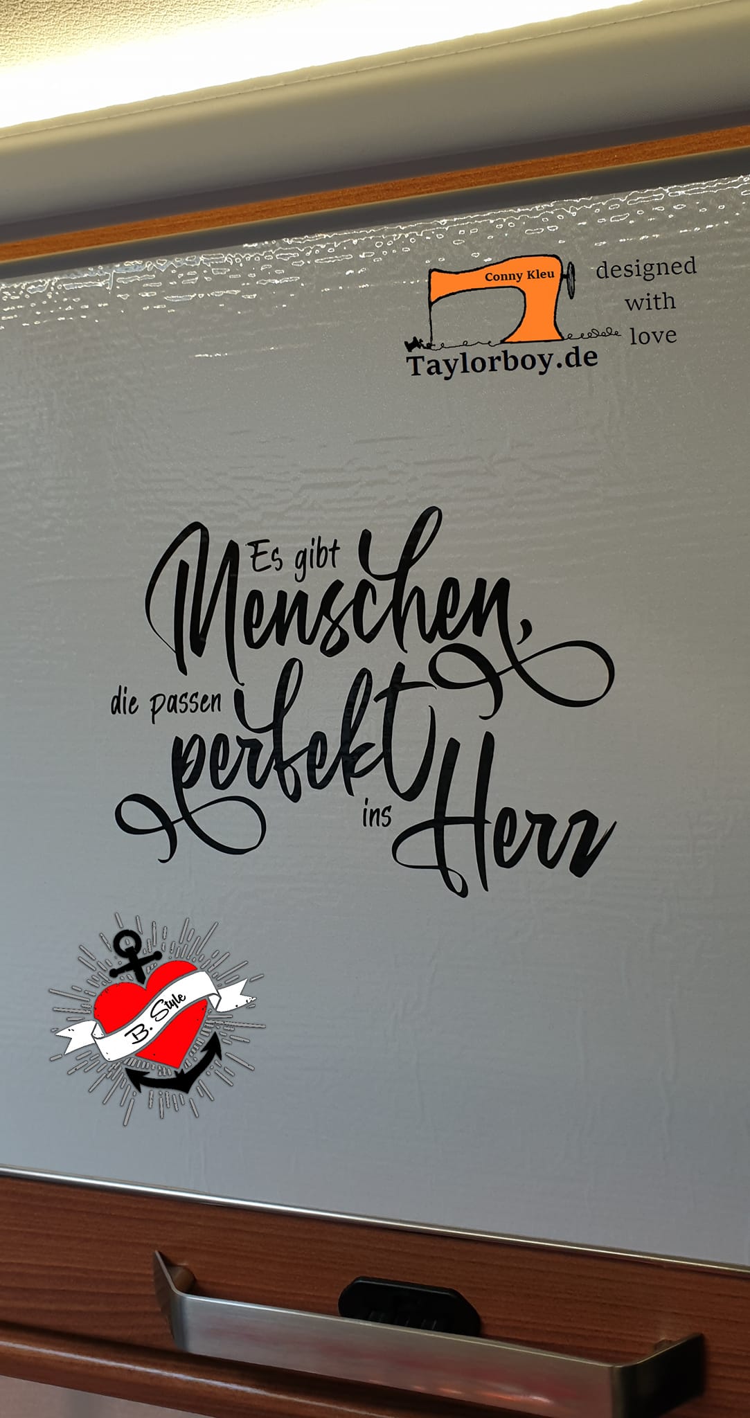 Die vielseitige Laserdatei "Es gibt Menschen die passen perfekt ins Herz" von easy-sticks, dargestellt auf einer praktischen Oberfläche. Ideal für alle, die mit Plotterdateien arbeiten.