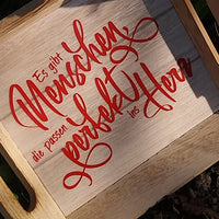 Dekoriere Holzobjekte mit der Plotterdatei "Es gibt Menschen die passen perfekt ins Herz" von easy-sticks. Dieses Bild zeigt die Datei in leuchtendem Rot auf einem Holzrahmen.