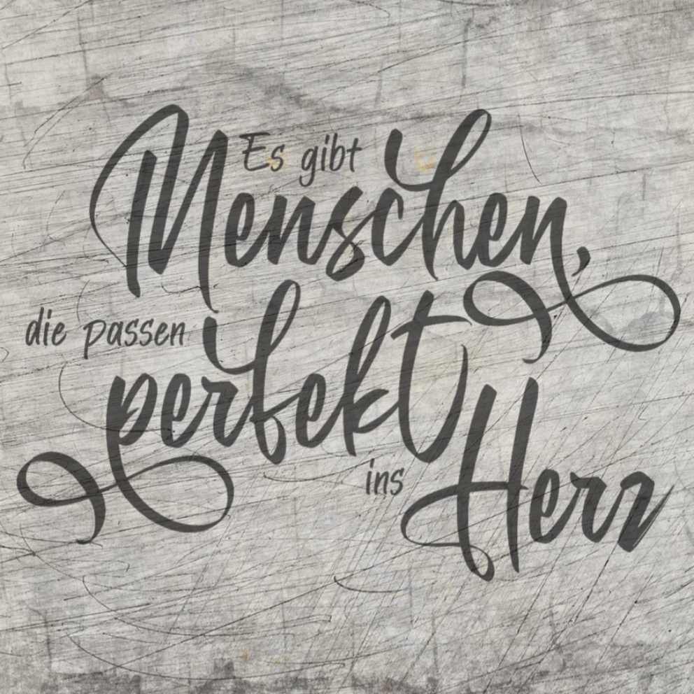 Gestalte kreative Projekte mit der Plotterdatei "Es gibt Menschen die passen perfekt ins Herz" von easy-sticks. Dieses Bild zeigt den inspirierenden Schriftzug auf einer Holzoberfläche.