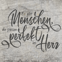Gestalte kreative Projekte mit der Plotterdatei "Es gibt Menschen die passen perfekt ins Herz" von easy-sticks. Dieses Bild zeigt den inspirierenden Schriftzug auf einer Holzoberfläche.