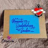 Karte mit dem Spruch "Es gibt Momente im Leben die auch in der Wiederholung nichts von ihrem Zauber verlieren" von easy-sticks, künstlerisch auf leuchtend blauen Papier.