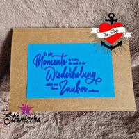 Karte mit dem Spruch "Es gibt Momente im Leben die auch in der Wiederholung nichts von ihrem Zauber verlieren" von easy-sticks, künstlerisch auf leuchtend blauen Papier.