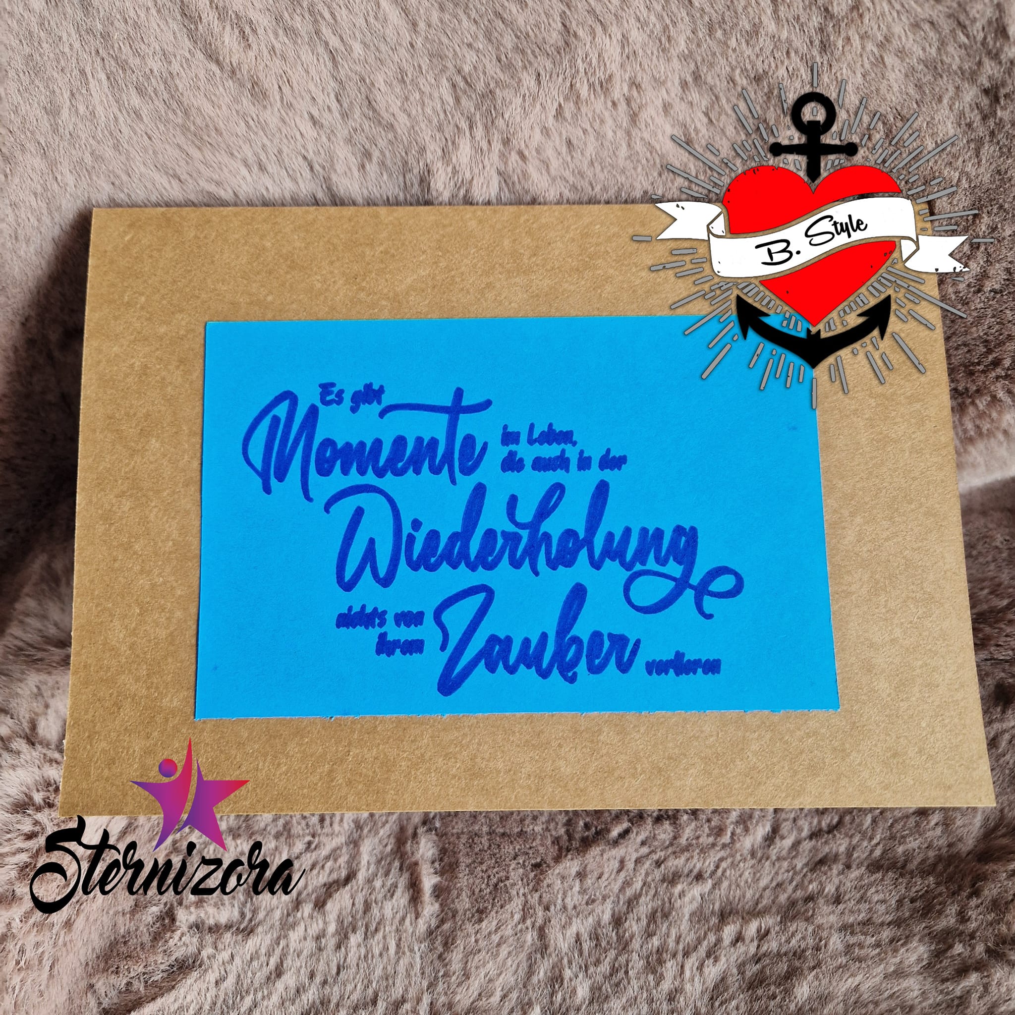 Karte mit dem Spruch "Es gibt Momente im Leben die auch in der Wiederholung nichts von ihrem Zauber verlieren" von easy-sticks, künstlerisch auf leuchtend blauen Papier.