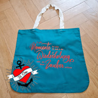 Tasche mit dem Design "Es gibt Momente im Leben die auch in der Wiederholung nichts von ihrem Zauber verlieren" von easy-sticks, ideal für kreative Ausflüge.