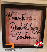Schön gerahmtes Kunstwerk mit dem Zitat "Es gibt Momente im Leben die auch in der Wiederholung nichts von ihrem Zauber verlieren" von easy-sticks, ideal für die Inneneinrichtung.