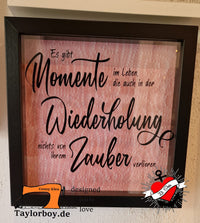 Schön gerahmtes Kunstwerk mit dem Zitat "Es gibt Momente im Leben die auch in der Wiederholung nichts von ihrem Zauber verlieren" von easy-sticks, ideal für die Inneneinrichtung.