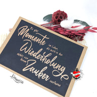 Elegantes Kärtchen mit dem Spruch "Es gibt Momente im Leben die auch in der Wiederholung nichts von ihrem Zauber verlieren" von easy-sticks, perfektes Motiv für personalisierte Geschenke.