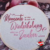 Sticken mit der Plotterdatei "Es gibt Momente im Leben die auch in der Wiederholung nichts von ihrem Zauber verlieren" von easy-sticks, kunstvoll auf einer Stoffumrandung.