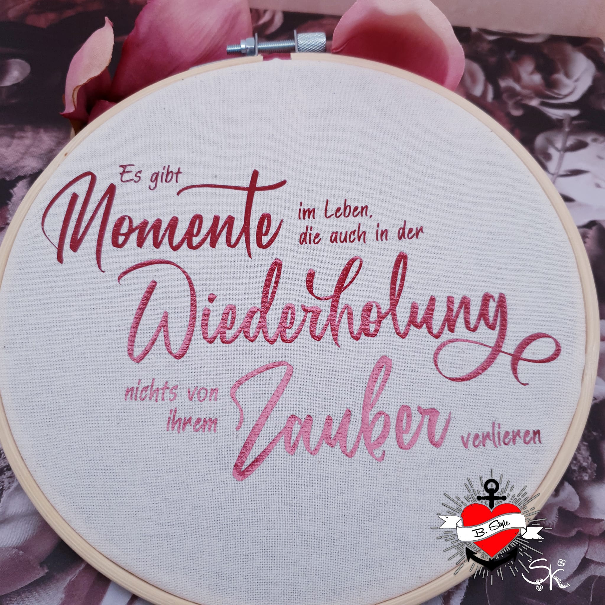 Sticken mit der Plotterdatei "Es gibt Momente im Leben die auch in der Wiederholung nichts von ihrem Zauber verlieren" von easy-sticks, kunstvoll auf einer Stoffumrandung.