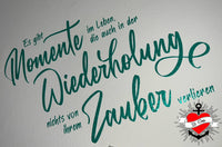 Wandgestaltung mit dem Spruch "Es gibt Momente im Leben die auch in der Wiederholung nichts von ihrem Zauber verlieren" von easy-sticks, in funkelndem Grün.