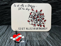 Holzkarte mit dem einzigartigen Design „Es ist alles in Ordnung...Ich bin ok...ES IST ALLES IN ORDNUNG“ von easy-sticks, ideal für kreative Geschenke.