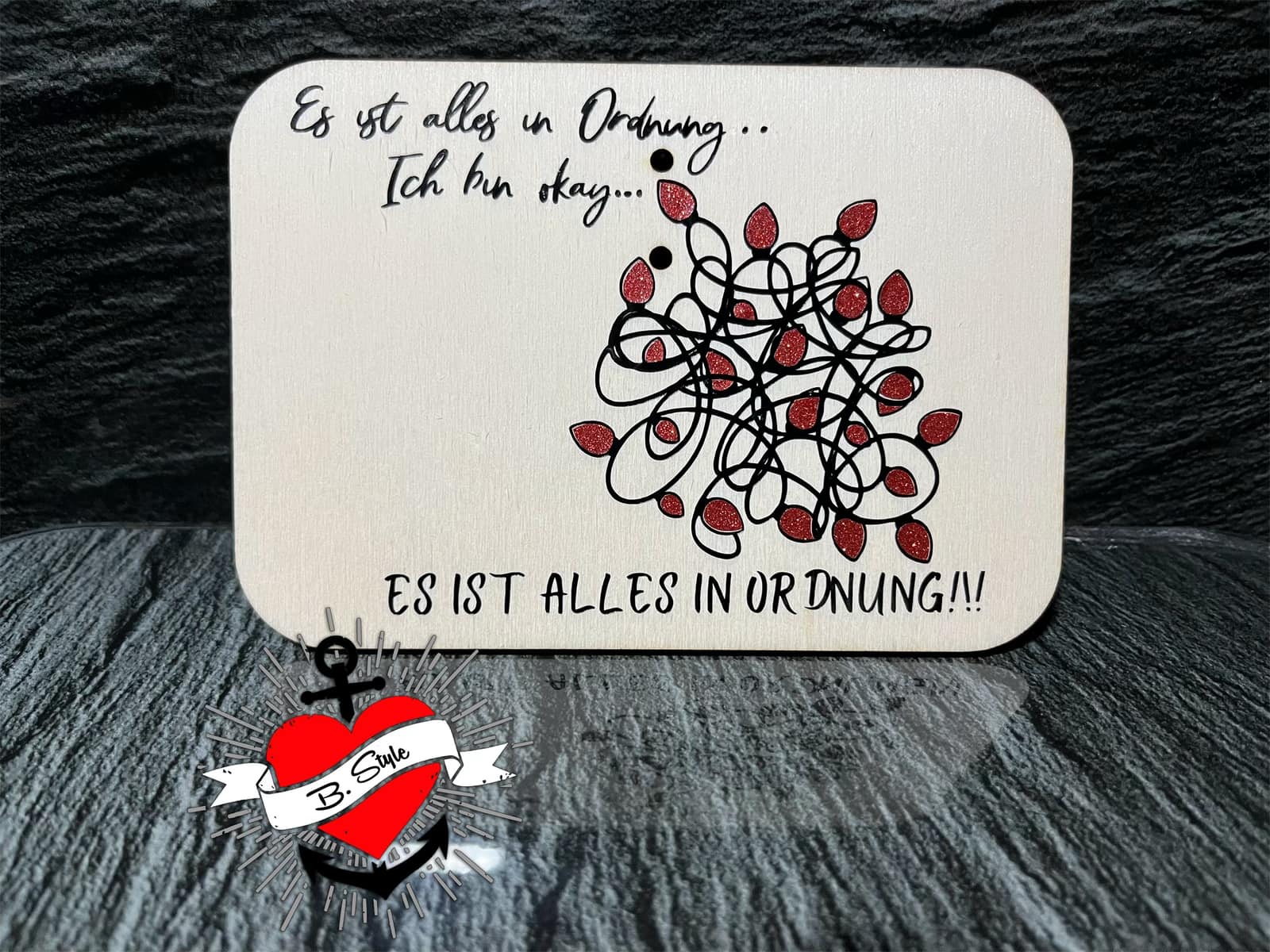 Holzkarte mit dem einzigartigen Design „Es ist alles in Ordnung...Ich bin ok...ES IST ALLES IN ORDNUNG“ von easy-sticks, ideal für kreative Geschenke.
