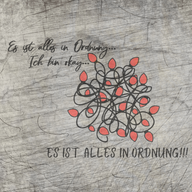 Kreatives Design mit der Plotterdatei "Es ist alles in Ordnung...Ich bin ok...ES IST ALLES IN ORDNUNG" von easy-sticks, verziert mit roten Elementen auf einer strukturierten Oberfläche.