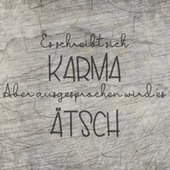 Plotterdatei von easy-sticks mit dem Spruch "Es schreibt sich Karma Aber ausgesprochen wird es Ätsch" auf einem Holz-Hintergrund, ideal für kreative DIY-Projekte.