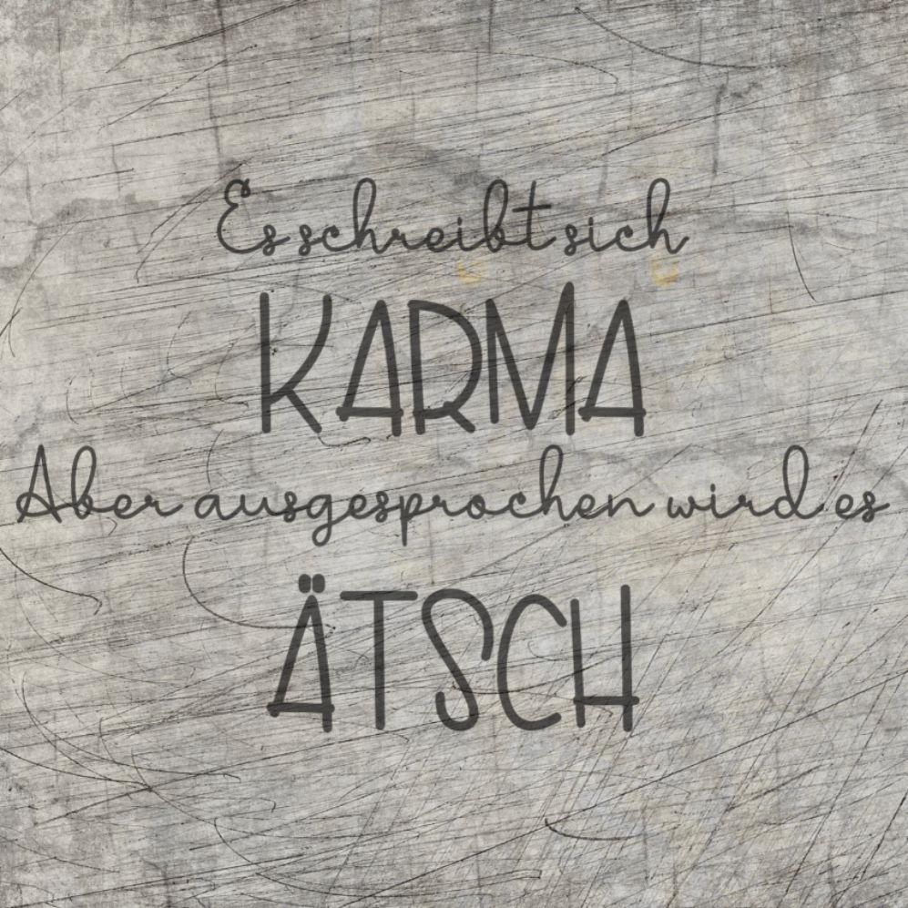 Plotterdatei von easy-sticks mit dem Spruch "Es schreibt sich Karma Aber ausgesprochen wird es Ätsch" auf einem Holz-Hintergrund, ideal für kreative DIY-Projekte.