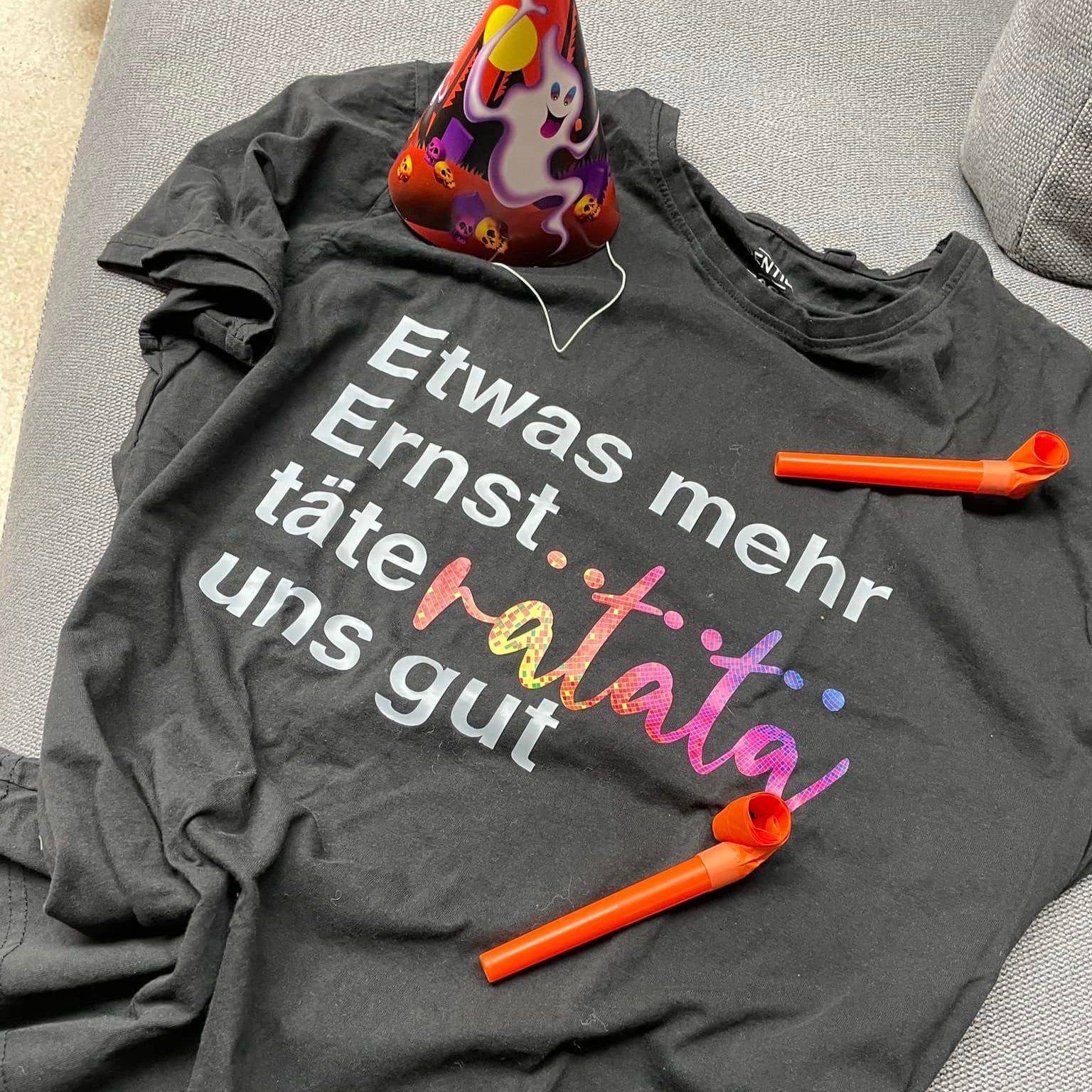 Gemütliches T-Shirt mit dem Spruch "Etwas mehr Ernst..täteratata uns gut" von easy-sticks, verfremdet durch die bunte Grafik, basierend auf der Plotterdatei.