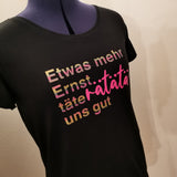 Schwarzes T-Shirt mit dem Aufdruck "Etwas mehr Ernst..täteratata uns gut" von easy-sticks, inspiriert von der Plotterdatei, perfekt für kreative Projekte.