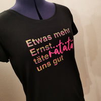 Schwarzes T-Shirt mit dem Aufdruck "Etwas mehr Ernst..täteratata uns gut" von easy-sticks, inspiriert von der Plotterdatei, perfekt für kreative Projekte.