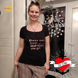 Person mit einem Shirt, das die Plotterdatei "Etwas mehr Ernst..täteratata uns gut" von easy-sticks zeigt, ideal für kreative und persönliche Mode.