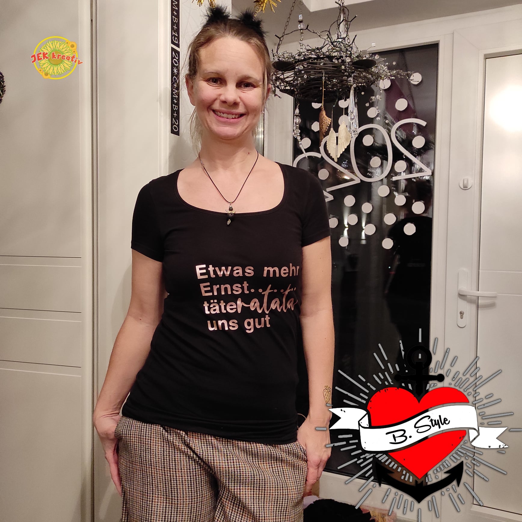 Person mit einem Shirt, das die Plotterdatei "Etwas mehr Ernst..täteratata uns gut" von easy-sticks zeigt, ideal für kreative und persönliche Mode.