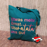 Stylische Tragetasche mit dem Design "Etwas mehr Ernst..täteratata uns gut" von easy-sticks, erstellt mit der Plotterdatei für individuelle Accessoires.