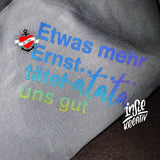 Einfarbiges Shirt mit dem kreativen Spruch "Etwas mehr Ernst..täteratata uns gut" von easy-sticks, entworfen mit der Plotterdatei für individuelle Textilien.