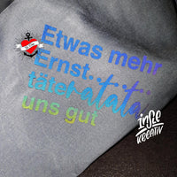 Einfarbiges Shirt mit dem kreativen Spruch "Etwas mehr Ernst..täteratata uns gut" von easy-sticks, entworfen mit der Plotterdatei für individuelle Textilien.