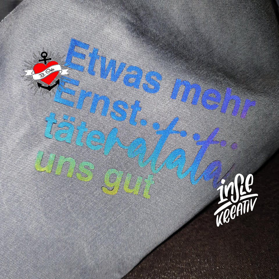 Einfarbiges Shirt mit dem kreativen Spruch "Etwas mehr Ernst..täteratata uns gut" von easy-sticks, entworfen mit der Plotterdatei für individuelle Textilien.