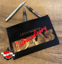 Schwarze Kosmetiktasche mit dem Aufdruck 'Looking for Extraordinary Ideas' von easy-sticks, perfekt zur Aufbewahrung von Bastelmaterialien.