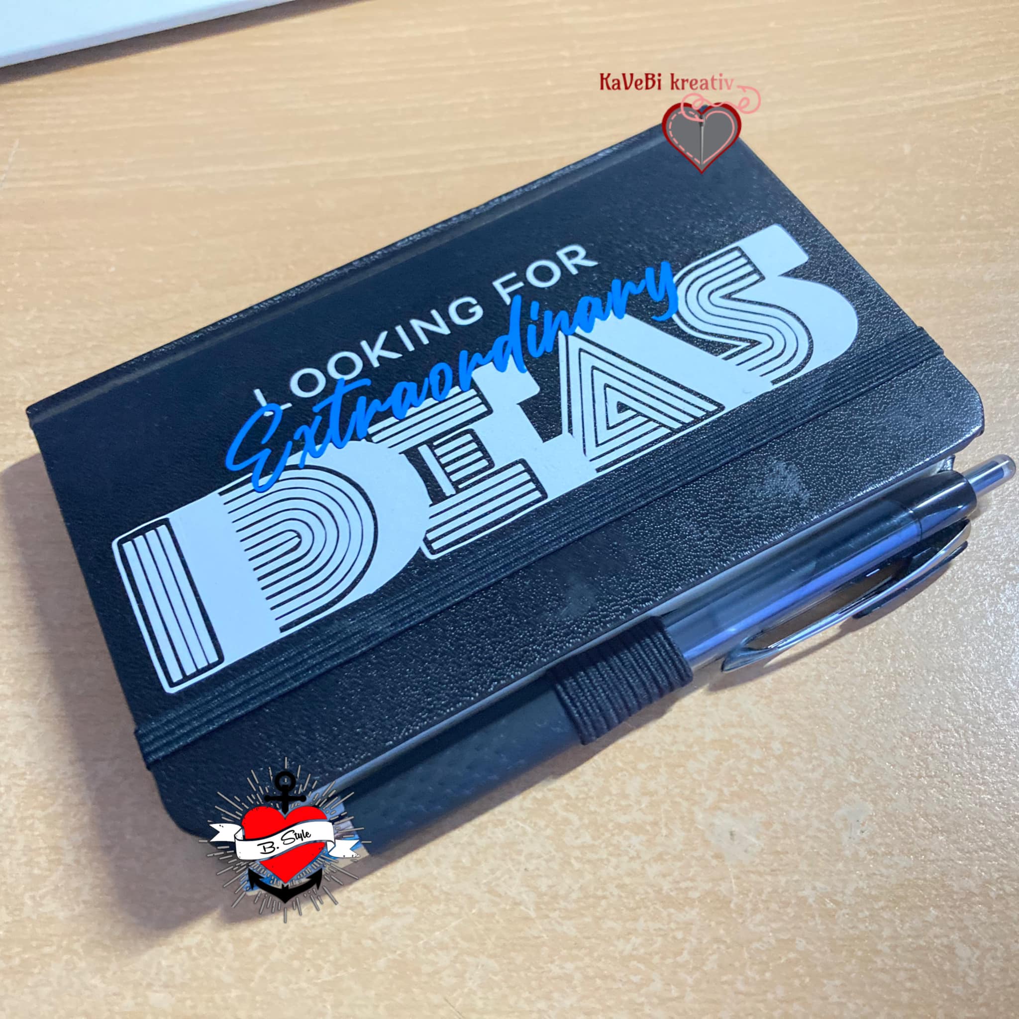 Notizbuch mit dem Schriftzug "Looking for extraordinary Ideas" von easy-sticks, das kreative Gedanken und Entwürfe festhält.