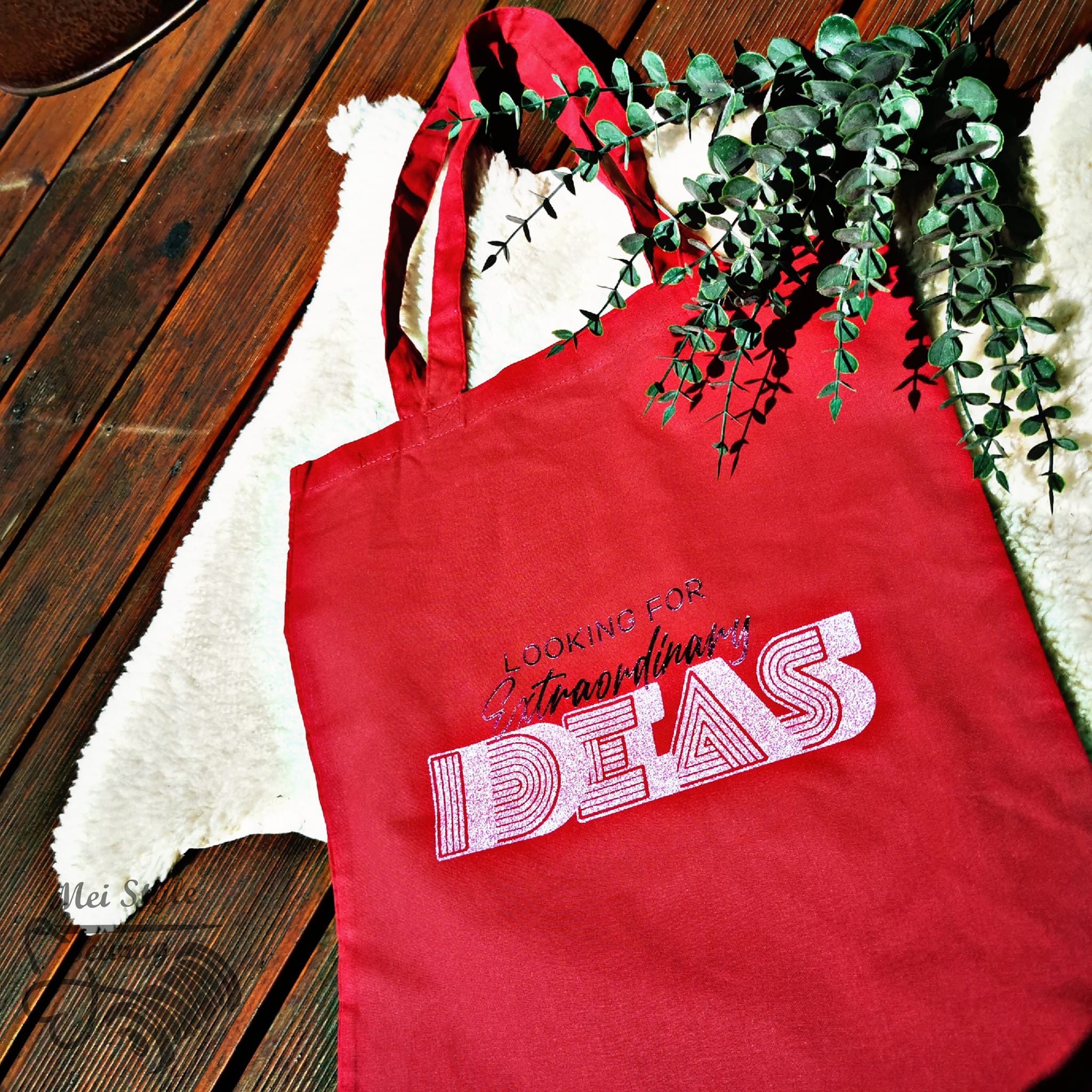 Rotes Taschentuch mit dem Aufdruck "Looking for extraordinary Ideas" von easy-sticks, ideal für umweltfreundliche Aufbewahrung oder als Geschenk.